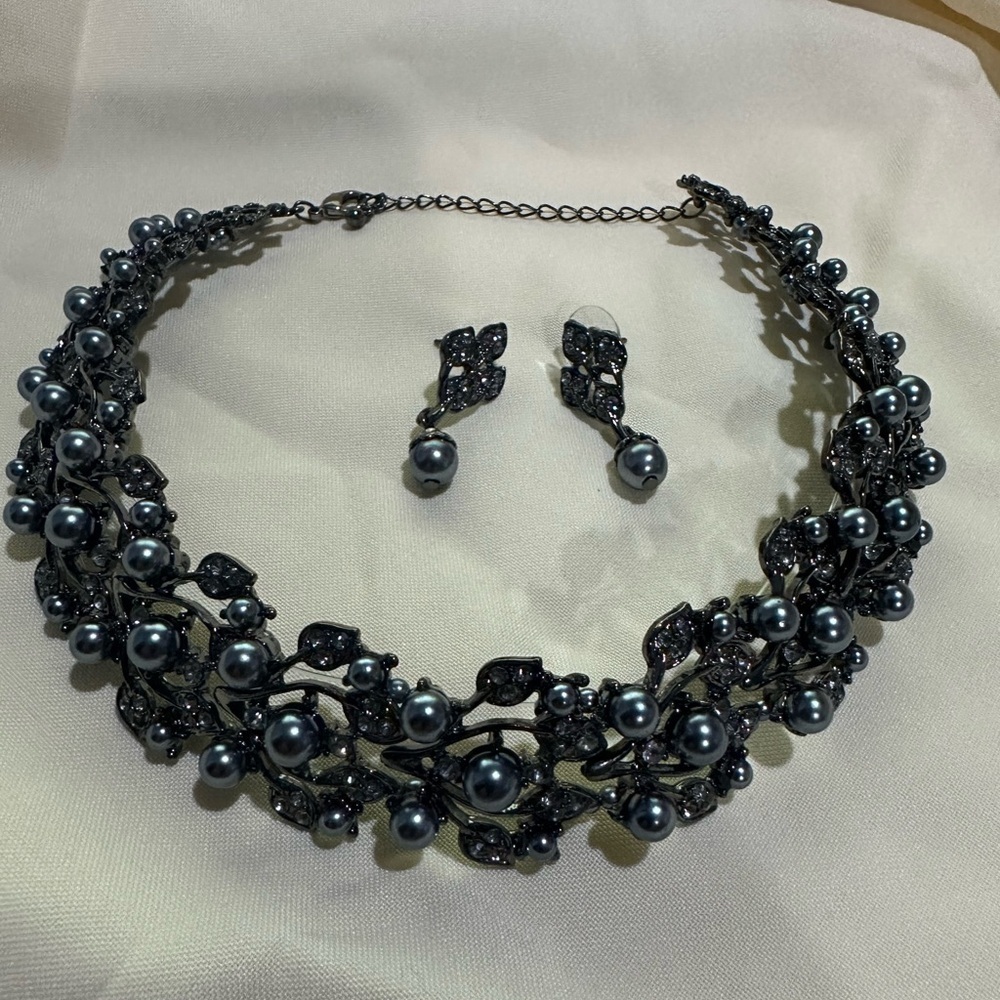 NEW Elegant Black Pearl Necklace and Earring Set - Picture 3 of 7